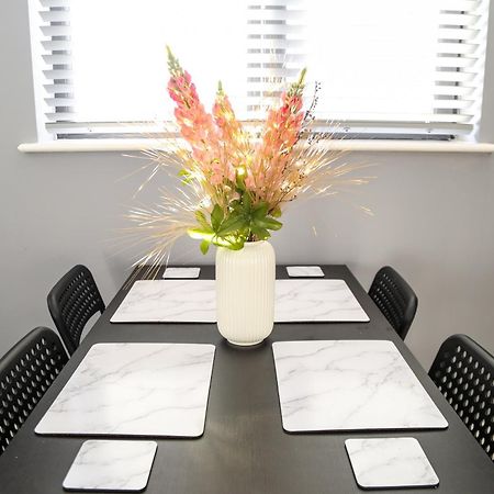 Apartamento Luxurious & Lavish Salford Quays Free Parking Mánchester Exterior foto
